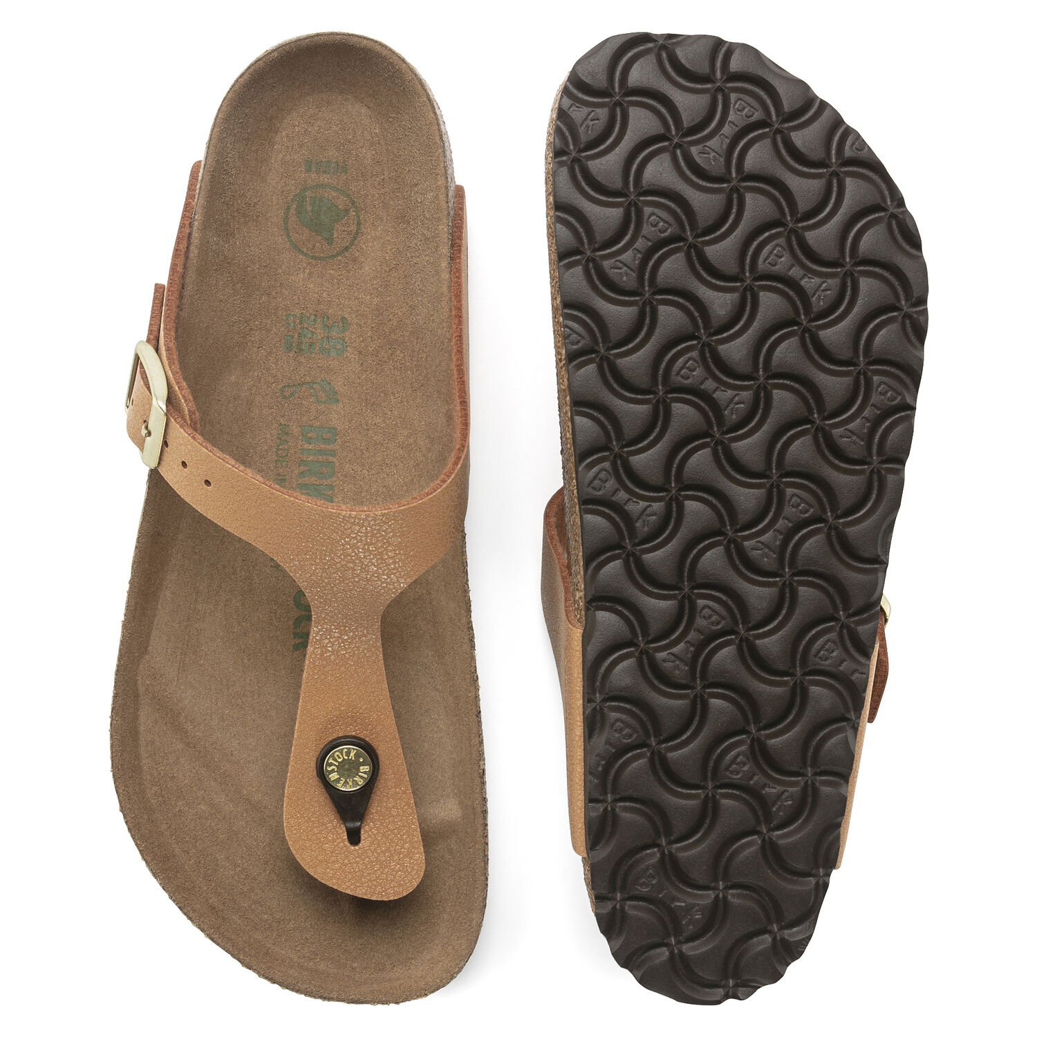 Une paire de sandales Birkenstock Gizeh Vegan Birkibuc noires sur un fond blanc. Les sandales ont une assise anatomique en liège et une semelle extérieure en EVA souple. La sangle unique est fabriquée en cuir synthétique Birkibuc, qui est doux et résistant à l'eau. Les sandales ont un design minimaliste et élégant.