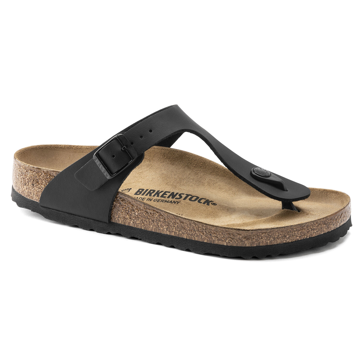 Une paire de sandales Birkenstock Gizeh Birko-Flor noires sur un fond blanc. Les sandales ont une seule bride réglable avec une boucle en métal. La bride est fabriquée en Birko-Flor, un matériau synthétique ressemblant au cuir, doux, durable et résistant à l'eau. Le lit de pied est anatomique en liège et possède une doublure en suède. La semelle extérieure est en EVA, un matériau léger et absorbant les chocs.