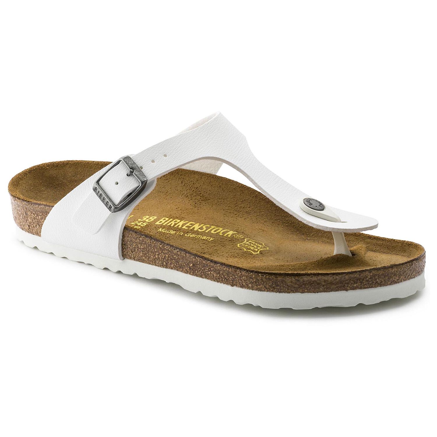 Une paire de sandales Birkenstock Gizeh Birko-Flor blanches sur un fond blanc. Les sandales ont une seule bride réglable avec une boucle en métal. La bride est fabriquée en Birko-Flor, un matériau synthétique ressemblant au cuir, doux, durable et facile à nettoyer. Le lit de pied est anatomique en liège et possède une doublure en suède. La semelle extérieure est en EVA, un matériau léger et absorbant les chocs.