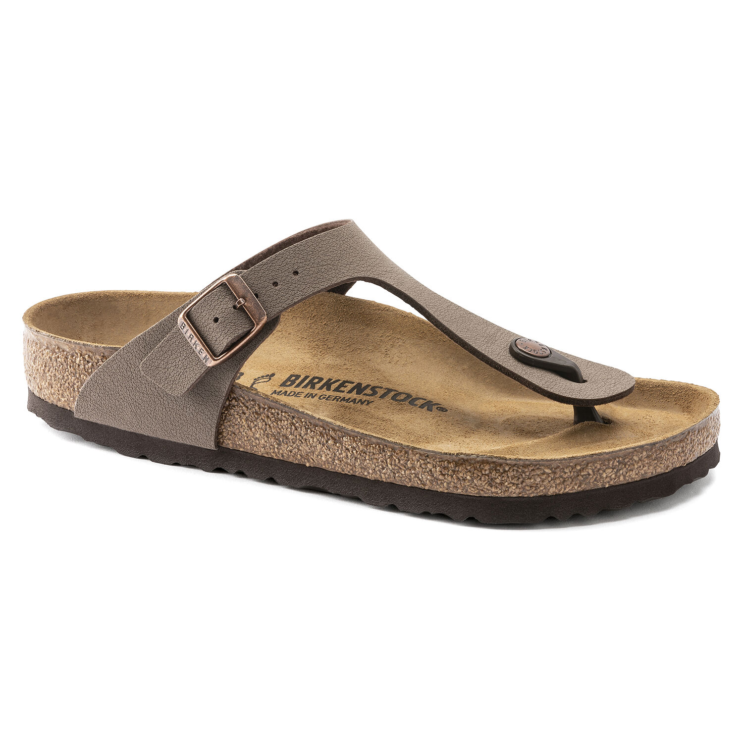 Une paire de sandales Birkenstock Gizeh Birkibuc de couleur "Mocha" sur un fond blanc. Les sandales ont une seule bride réglable avec une boucle en métal. La bride est fabriquée en Birkibuc, un matériau synthétique ressemblant au cuir, doux, durable et résistant à l'eau. Le lit de pied est anatomique en liège et possède une doublure en suède. La semelle extérieure est en EVA, un matériau léger et absorbant les chocs.