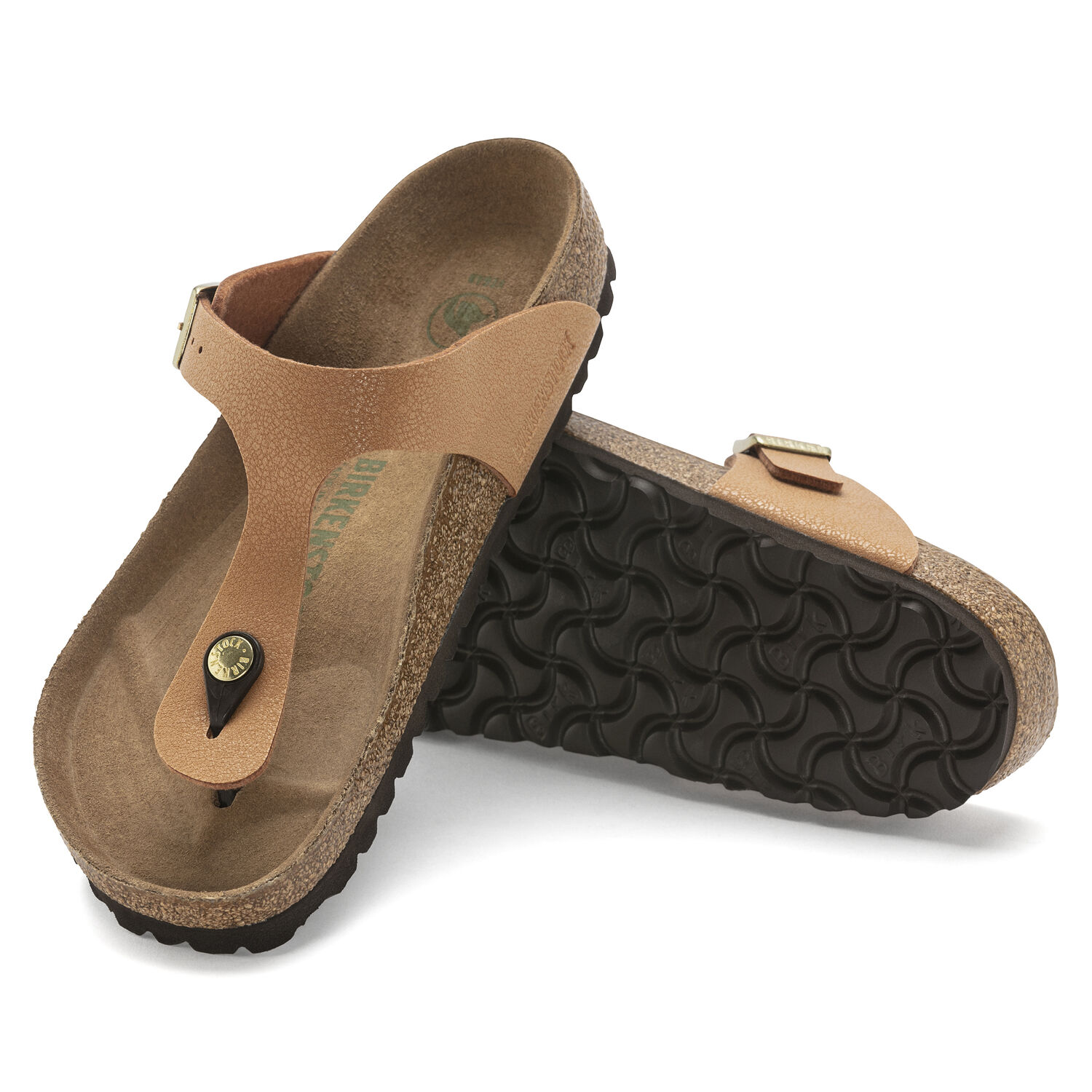 Une paire de sandales Birkenstock Gizeh Vegan Birkibuc noires sur un fond blanc. Les sandales ont une assise anatomique en liège et une semelle extérieure en EVA souple. La sangle unique est fabriquée en cuir synthétique Birkibuc, qui est doux et résistant à l'eau. Les sandales ont un design minimaliste et élégant.