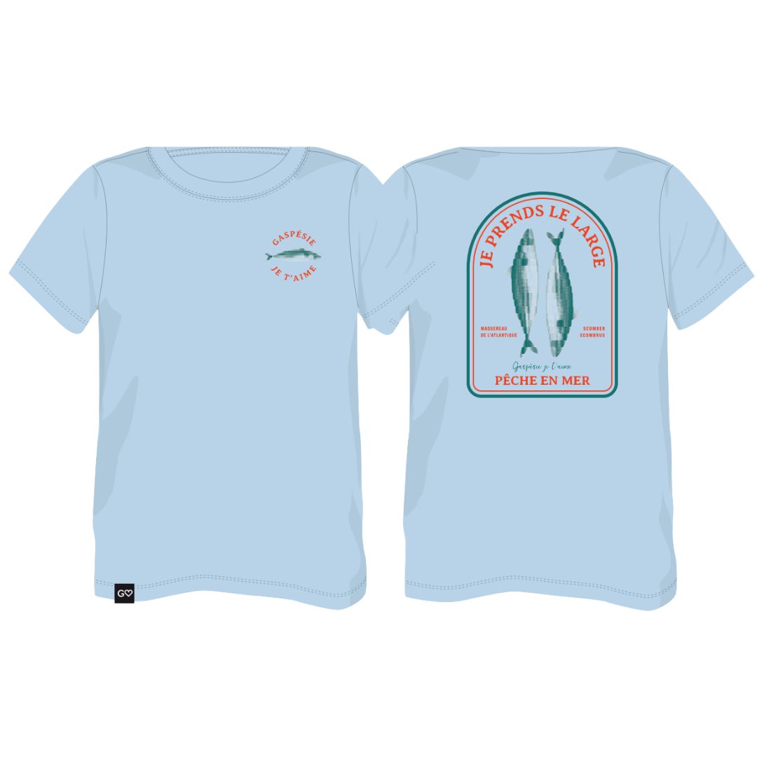 Le T-SHIRT GASPÉSIE JE T'AIME LOGO JE PRENDS LE LARGE JUNIOR UNISEXE en bleu clair est représenté devant et derrière. Le recto comporte un petit texte en rouge ; le verso présente une illustration de poisson avec un texte en français au-dessus et en dessous en rouge et en bleu.