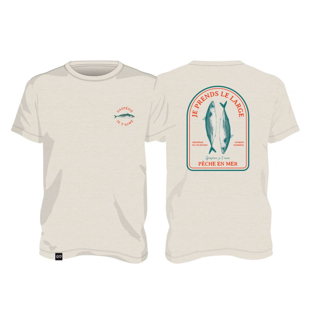 Deux t-shirts de couleur crème, recto et verso. Le devant comporte un petit texte sur la partie gauche de la poitrine. Le dos présente deux poissons illustrés et un texte en français, dont "Je Prends Le Large" et "Pêche en Mer".