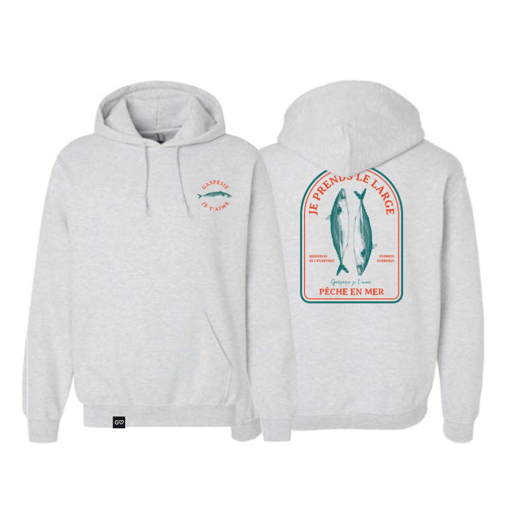 Le CHANDAIL À CAPUCHON GASPÉSIE JE T'AIME LOGO JE PRENDS LE LARGE ADULTE UNISEXE est gris clair, comporte un petit poisson et la mention "CAPTURER LE TEMPS" sur le devant, et un grand poisson avec un texte français en rouge et bleu sur le dos.