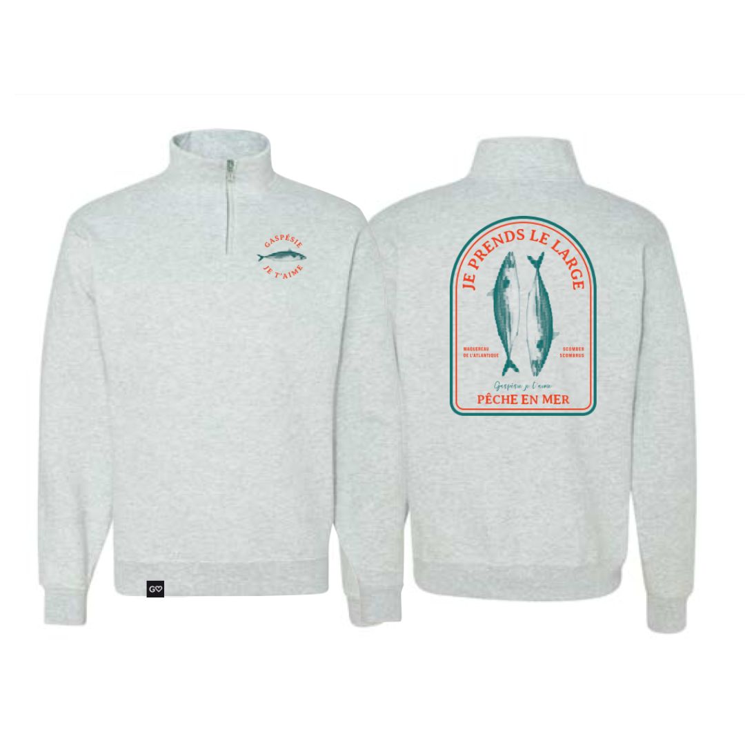 Sweat-shirt gris clair à manches longues et col rond, portant l'inscription "Gaspésie Je t'aime" sur le devant et dans le dos. Le devant porte l'inscription "Courant d'air Paris" ; le dos est orné d'un grand poisson avec "JE PRENDS LE LARGE", "PÊCHE EN MER" en rouge, et d'un texte décoratif. Coupe unisexe pour adultes.
