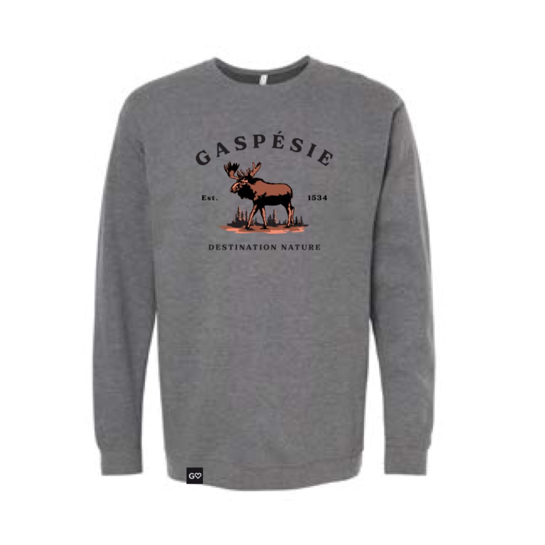 Sweat-shirt unisexe à manches longues et à col ras du cou, de couleur grise, arborant le logo brodé de l'orignal "Gaspésie Je t'aime" avec de l'herbe et des arbres, ainsi que le texte "Destination Nature Est. 1534" en noir au-dessus et au-dessous de l'orignal.