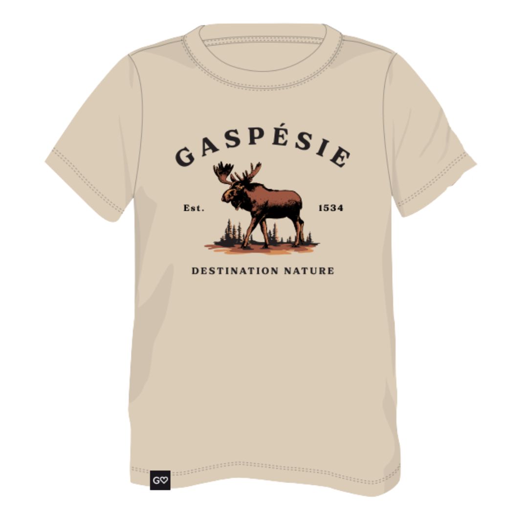 Le TEE JUNIOR ORIGNAL 2.0 est un t-shirt beige avec une illustration d'orignal et de pins, "GASPÉSIE" au-dessus, et "Est. 1534" et "DESTINATION NATURE" en dessous.