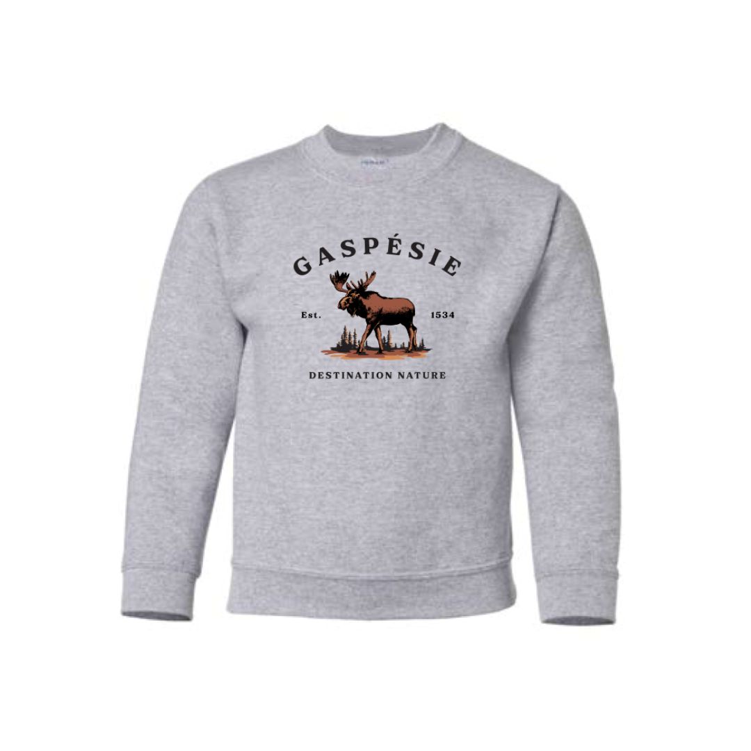 Le CREW NECK JUNIOR ORIGNAL 2.0 est un sweat-shirt gris clair avec un orignal parmi les arbres, "Gaspésie Est. 1534" au-dessus, et "Destination Nature" en dessous de l'illustration.