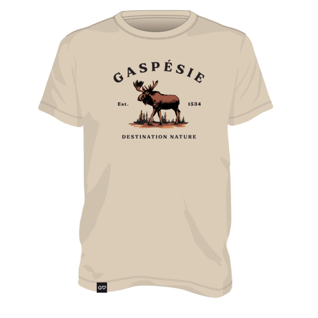 Le T-SHIRT GASPÉSIE JE T'AIME LOGO ORIGNAL 2.0 ADULTE UNISEXE est un tee-shirt beige avec un orignal parmi les arbres, "Gaspésie Est. 1534" au-dessus et "Destination Nature" en dessous du graphique.