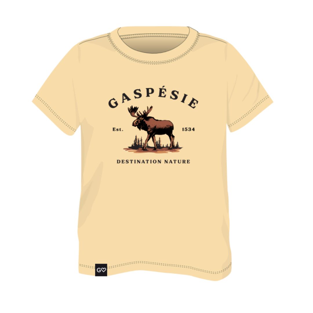 Le TEE BB ORIGNAL 2.0 est un T-shirt beige représentant un élan sur de l'herbe et les mots "GASPÉSIE", "Est. 1534" et "DESTINATION NATURE" au-dessus et au-dessous de l'image.