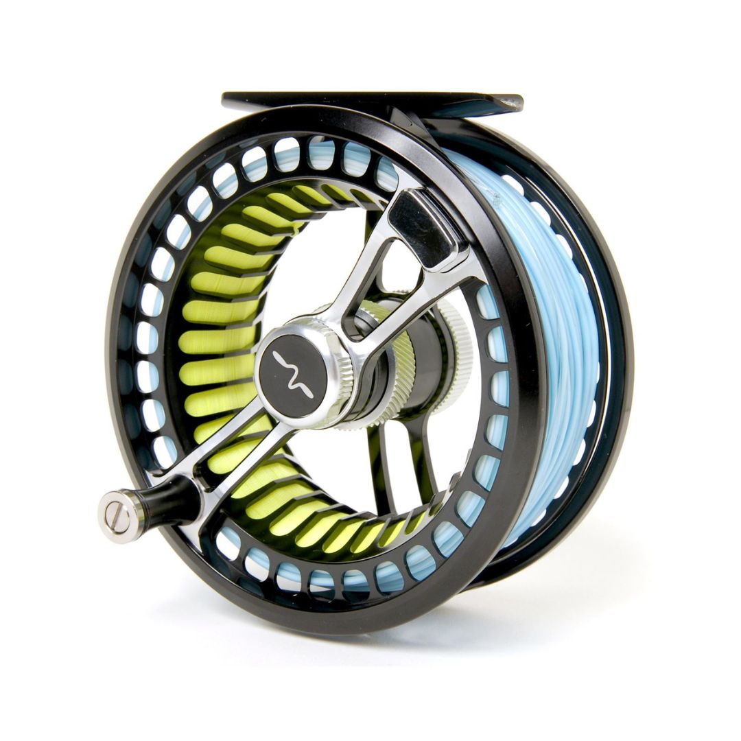 Gros plan sur le MOULINET DE PÊCHE À A MOUCHE GUIDELINE FARIO LW #46 (MANCHE GAUCHE), montrant sa monture métallique avec du fil de pêche vert et bleu soigneusement enroulé autour de la bobine.