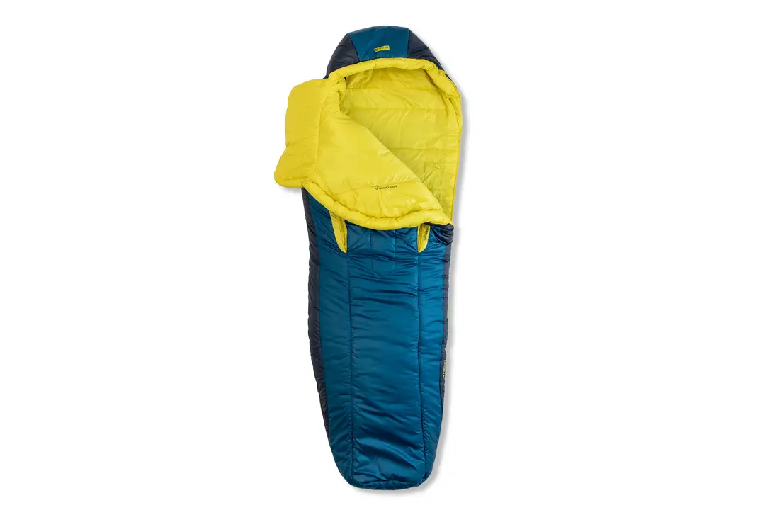 Un sac de couchage de style momie bleu avec un intérieur et une capuche jaune vif, présenté partiellement dézippé pour afficher la doublure.