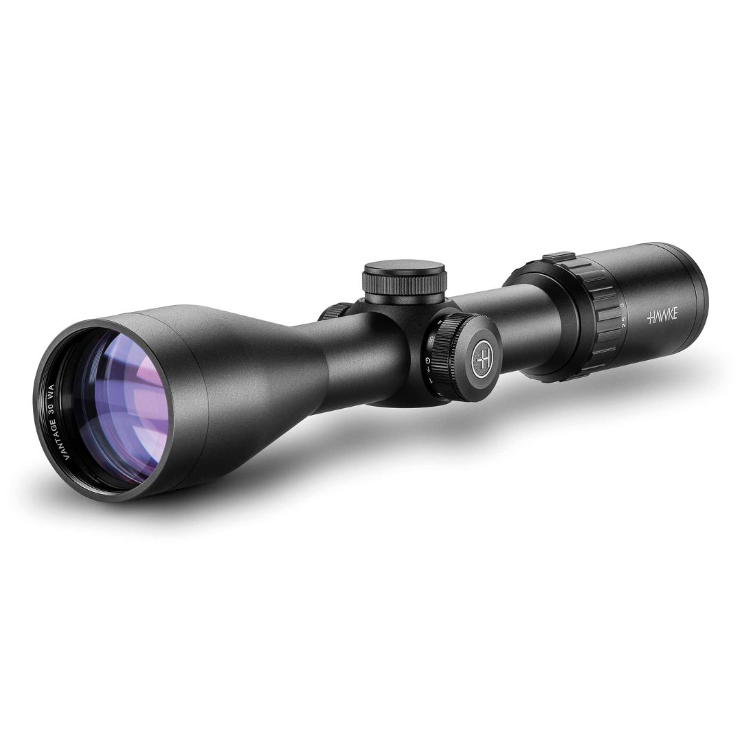 Une lunette de visée noire avec des cadrans de réglage et un grand objectif, avec le nom de la marque "Hawke" imprimé sur le côté. L'objectif reflète un reflet violet.