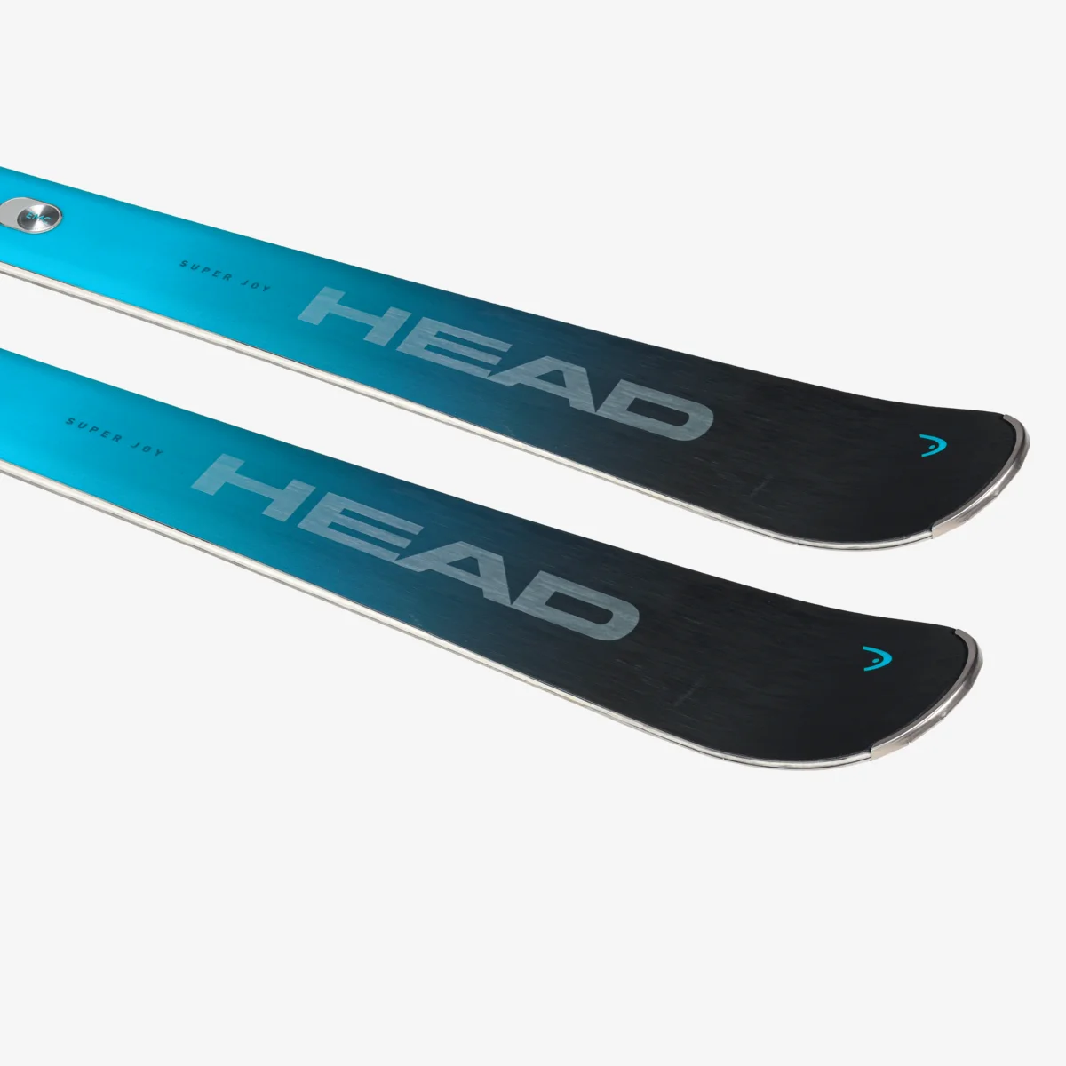 Gros plan sur les talons de deux skis alpins bleus et noirs portant le nom de la marque « HEAD » imprimé en grandes lettres. Les skis ont un design élégant avec les pointes légèrement arrondies et surélevées.