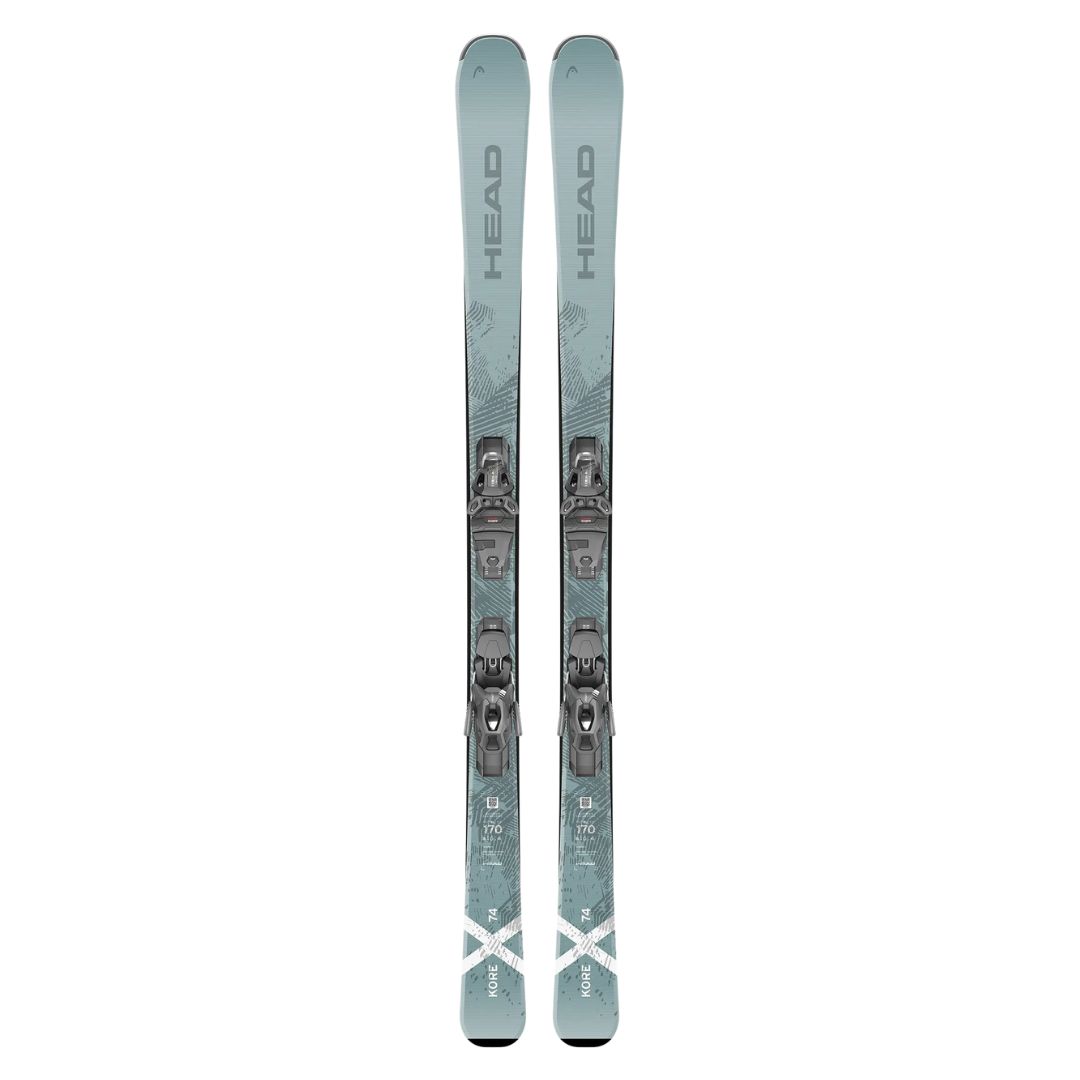 Une paire de skis alpins HEAD KORE X 74 bleu-gris clair avec des motifs géométriques blancs et des fixations PRW 11 GW noires, positionnés côte à côte avec les pointes courbées vers le haut.