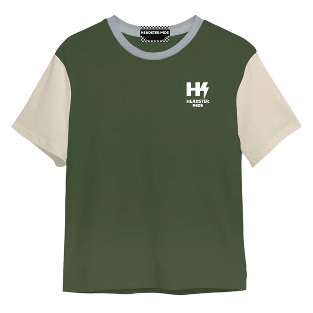 Le T-SHIRT NAPOLITAN se caractérise par un corps vert, des manches beiges, un col gris clair et un petit logo « HK HEADSTER KIDS » sur la poitrine gauche.