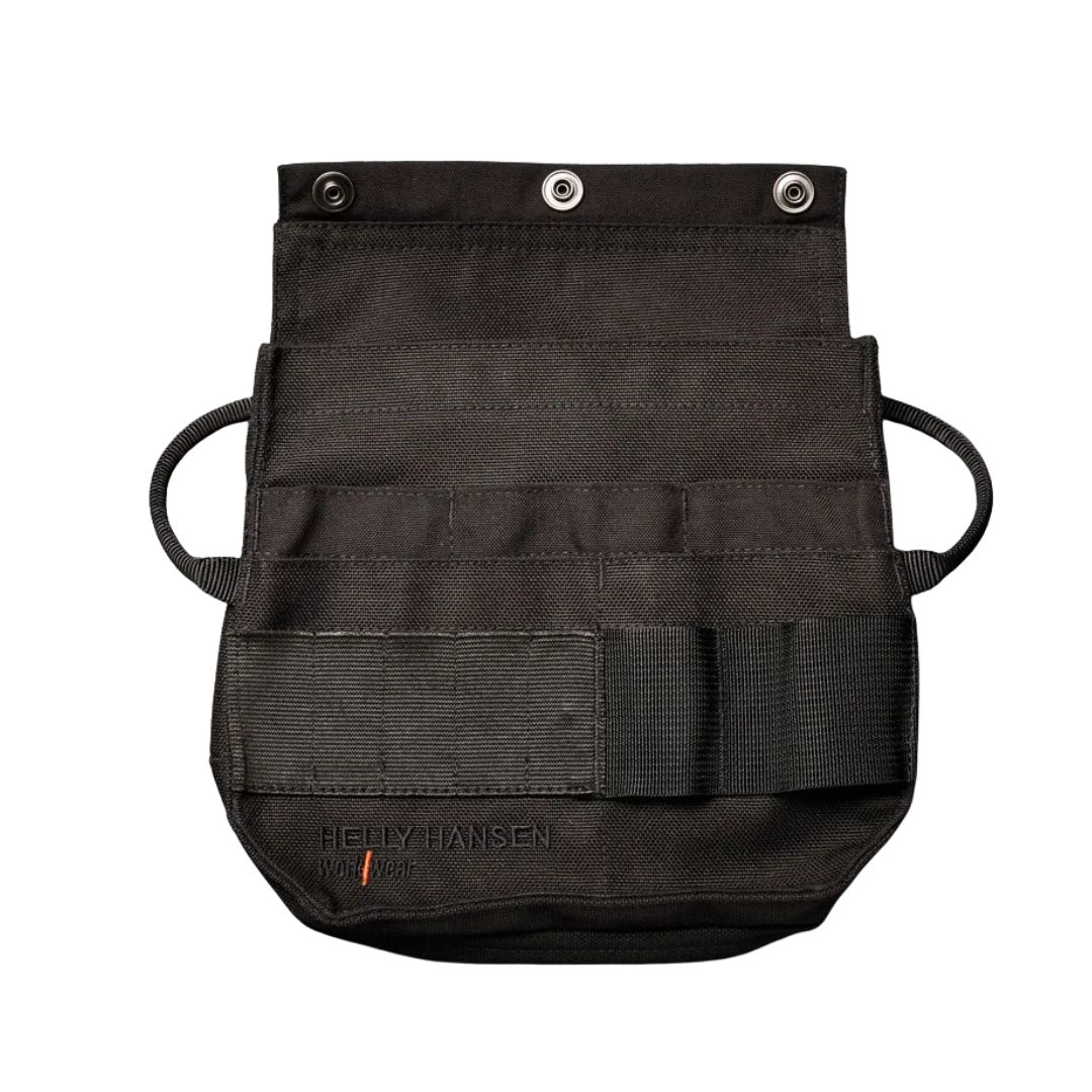 La « POCHE DE CHARPENTIER HELLY HANSEN WORKWEAR », une pochette à outils noire dotée de multiples poches, passants et boutons-pression permettant de ranger et de maintenir les outils en place, est photographiée ici sur fond blanc.