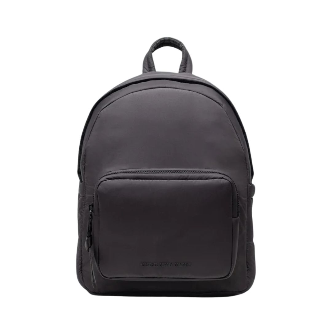 Le sac à dos CLOUDFORM BACKPACK BLACK, doté d'une poche avant à fermeture éclair et d'une poignée sur le dessus, est présenté sur un fond blanc.