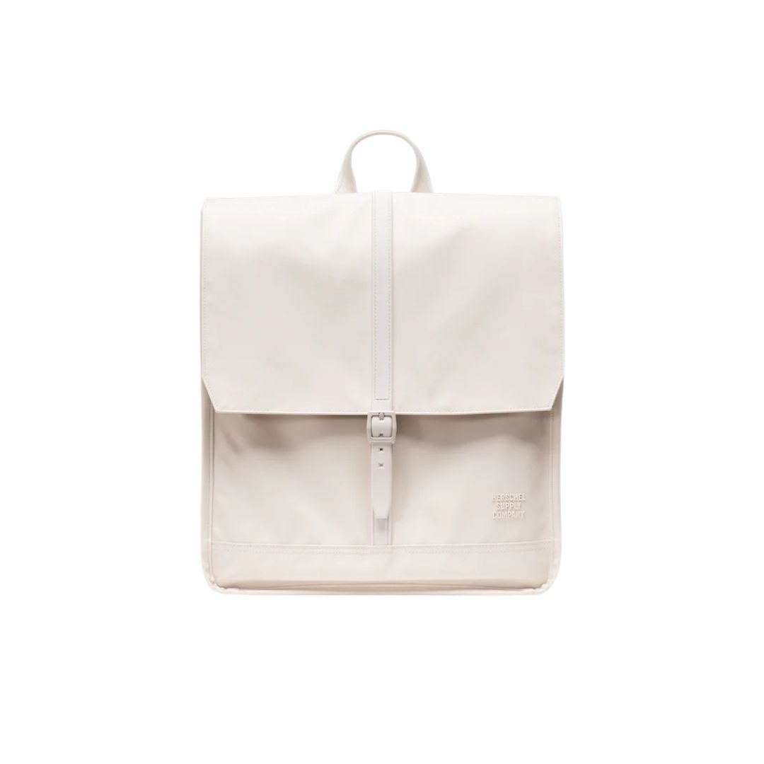 Le sac à dos HERSCHEL SAC-À-DOS DE VILLE, dans la couleur Moonbeam, est un sac à dos minimaliste de forme carrée, doté d'une poignée sur le dessus et d'un rabat avant fermé par une boucle ; il est présenté sur un fond blanc uni.