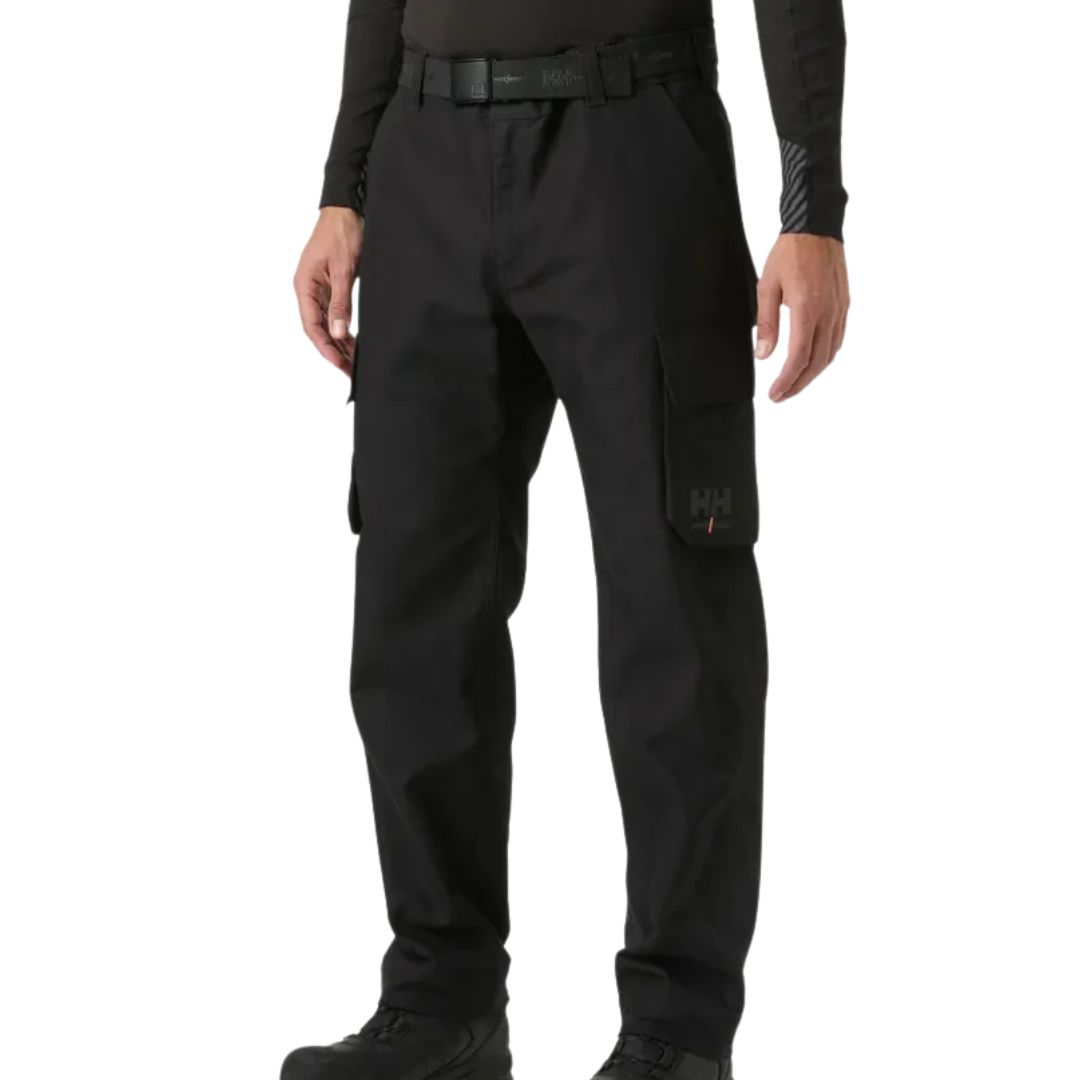 PANTALON DE TYPE CARGO CHELSEA CLASSIC NA, noir, avec de grandes poches latérales et une ceinture.