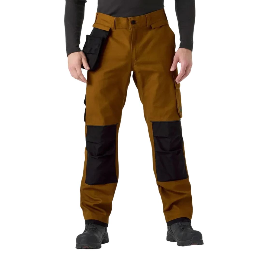 Pantalon de travail CHELSEA CLASSIC CNCT NA marron, avec renforts noirs aux genoux, poches latérales et une poche-étui noire à la taille.