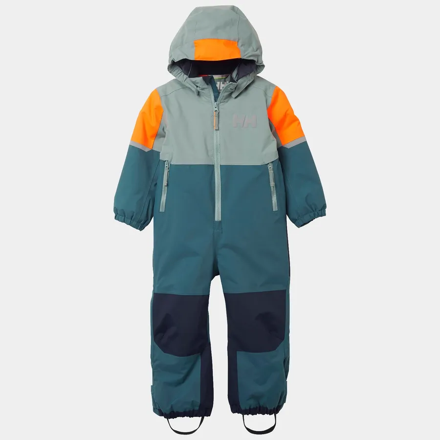 Combinaison de ski pour enfant à manches longues et capuche, avec un motif color block dans les tons de vert, bleu marine et orange. Elle est dotée de deux fermetures éclair verticales sur le devant et de poignets élastiques aux poignets et aux chevilles, ainsi que de sangles pour les pieds. Le logo « HH » est visible sur la poitrine.