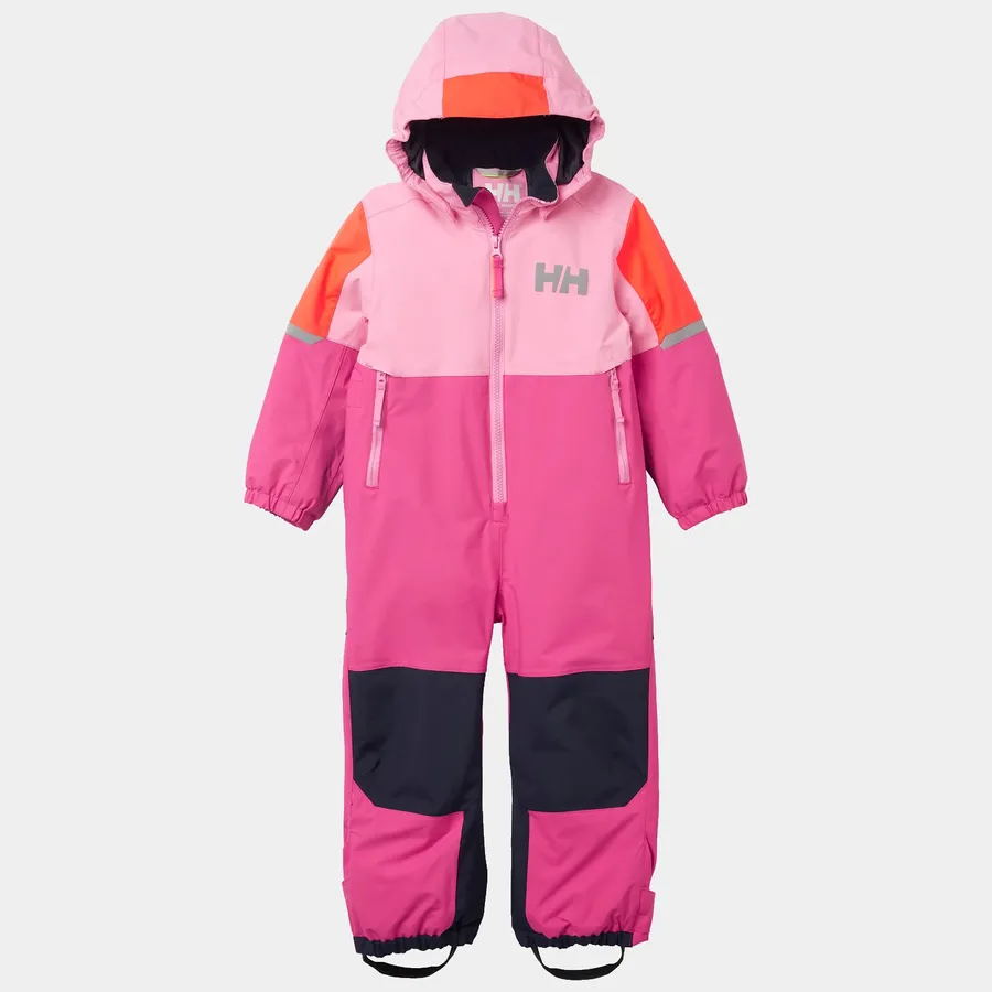 Combinaison de ski une pièce pour enfant avec capuche, de couleur rose avec des touches de bleu foncé, d'orange et de rose plus clair. La combinaison comporte deux fermetures éclair sur le devant, un logo sur la poitrine et des étriers élastiques aux chevilles.