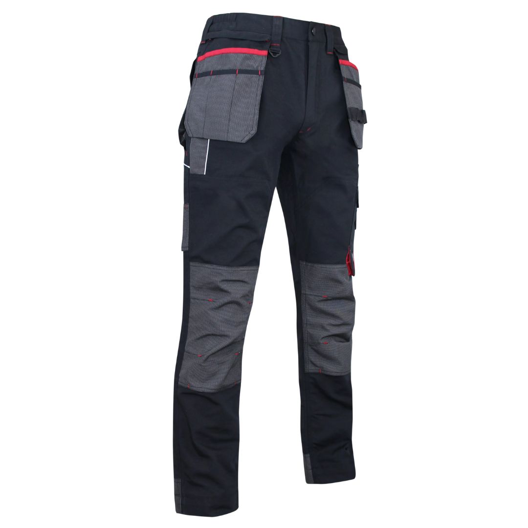 Pantalon de travail noir et gris avec de multiples poches, des accents rouges et des renforts aux genoux, vu de trois quarts.