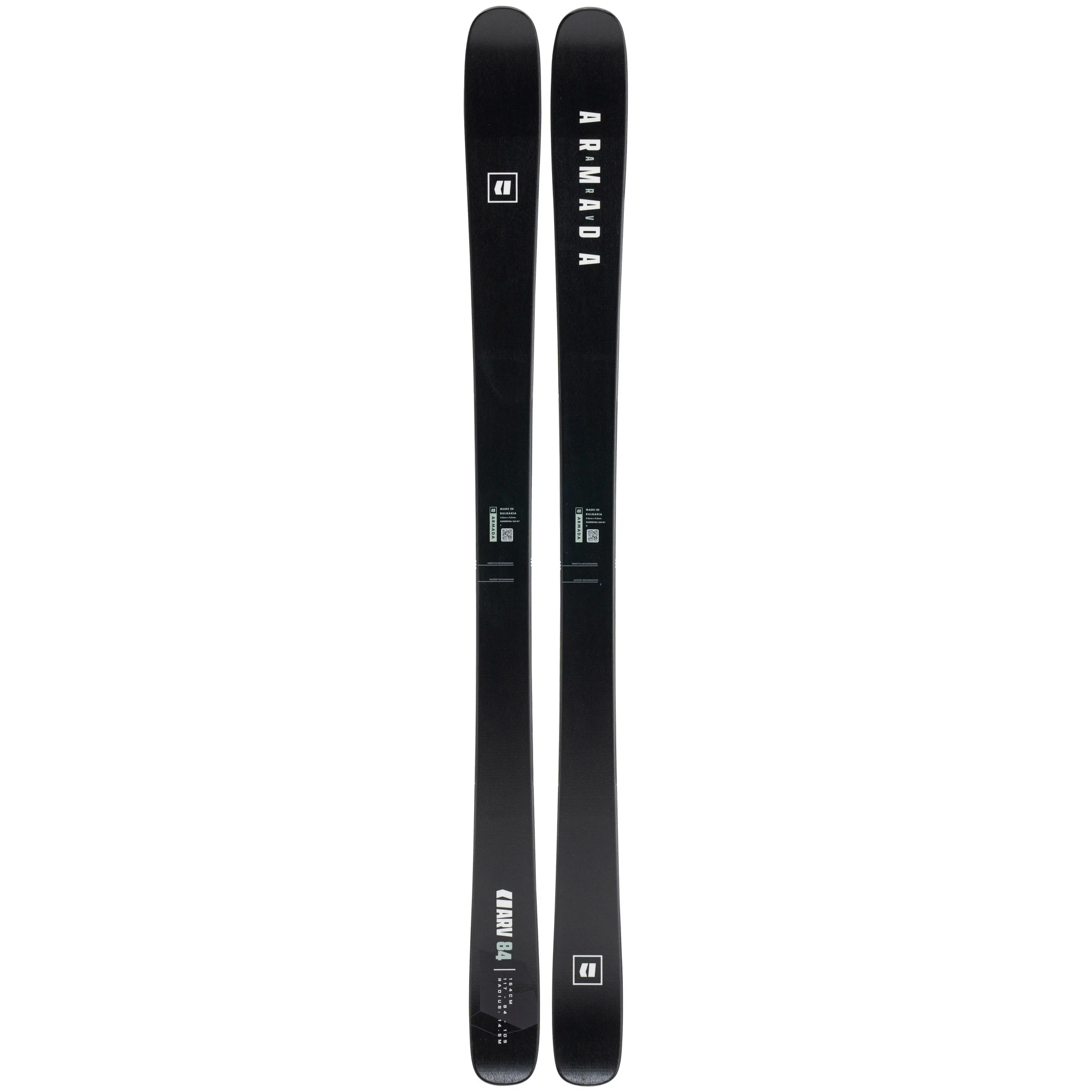 Une paire de skis ARV 84 noirs avec "Armada" imprimé en blanc sur l'un des skis et des détails du modèle près des pointes et des queues, montrés sur un fond blanc.