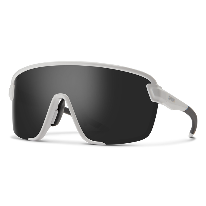 Les lunettes de soleil de sport BOBCAT se caractérisent par un grand verre foncé d'une seule pièce et une monture blanche dotée de branches droites et légèrement incurvées, pour un look moderne.