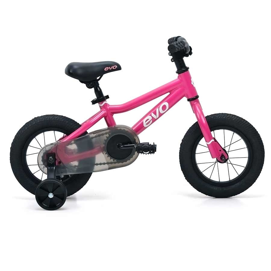 Un petit vélo rose pour enfant avec roues stabilisatrices, selle et guidon noirs, et le logo « evo » sur le cadre. La chaîne est recouverte d'un carter transparent.