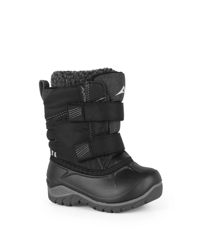 Une botte d'hiver noire pour enfants avec une semelle épaisse, deux bandes auto-agrippantes et une doublure douce et moelleuse, conçue pour le temps froid. La botte a une semelle robuste et des zones renforcées au niveau des orteils et du talon.
