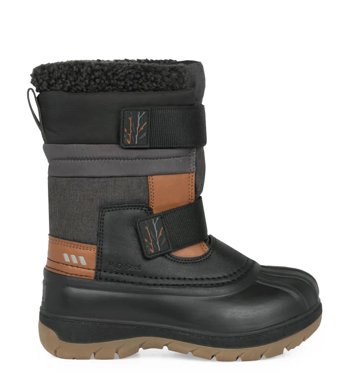 Une botte d'hiver avec une semelle et un bout en caoutchouc noir, des accents marron et gris, deux bandes velcro avec des motifs de feuilles, et un revers texturé noir sur le dessus. La botte semble durable et isolée pour le temps froid.