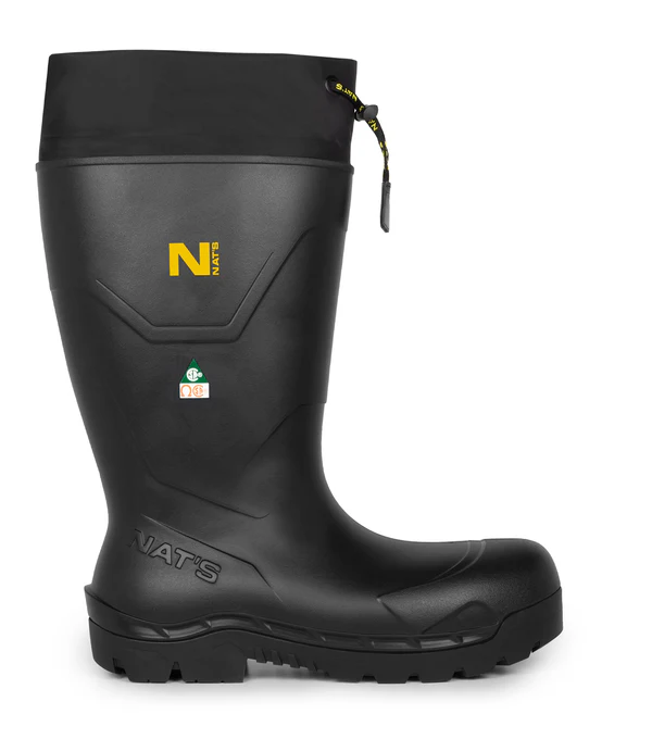 Une botte de travail noire imperméable avec une semelle épaisse, une tige haute et un cordon de serrage sur le dessus. La botte comporte un logo "N" jaune et des marqueurs de certification de sécurité sur le côté.