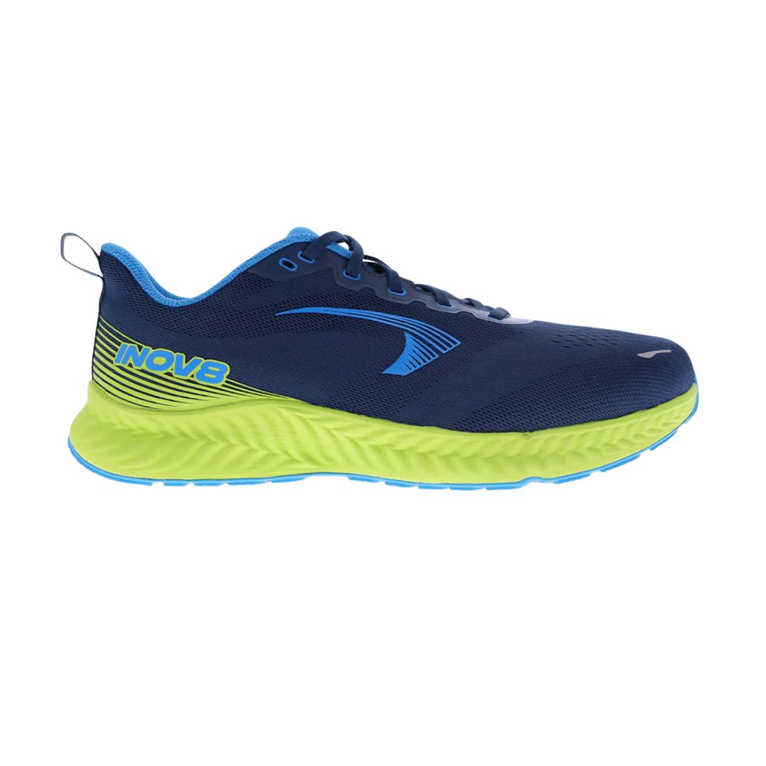 La COURSE ROUTE est une chaussure de course bleu marine avec des lacets et des accents bleu clair, une semelle jaune-vert fluo et "INOV8" en bleu et jaune sur le talon.