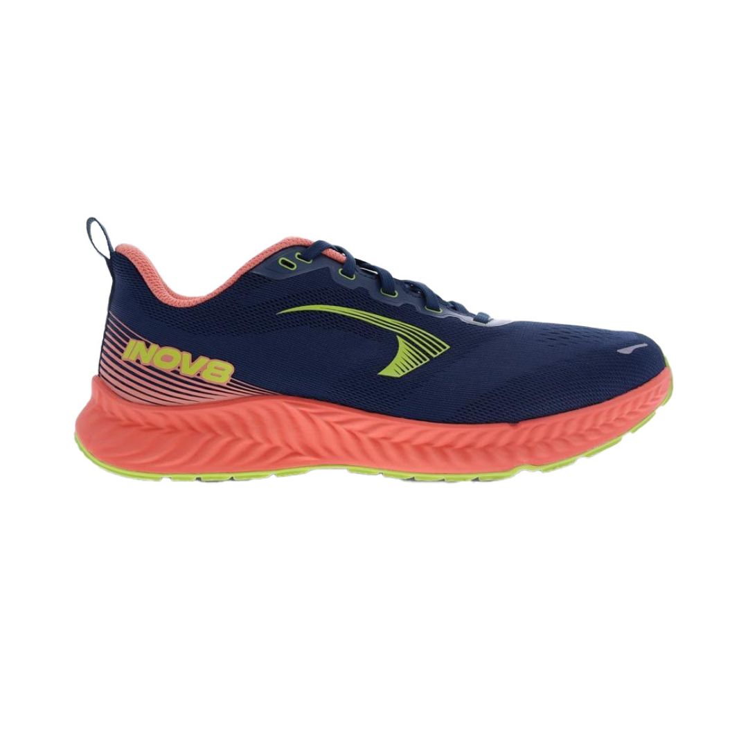 La SOULIER DE COURSE SUR SENTIER COURSE ROUTE POUR FEMME est une chaussure de running Inov8 bleu marine pour femme avec une semelle et une doublure rose corail, des accents vert citron, "INOV8" jaune sur le côté, une semelle texturée et une fermeture à lacets pour le style et la performance.