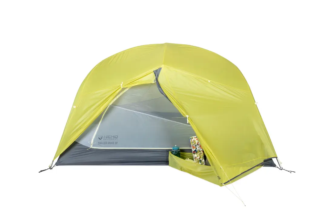 Une tente de camping jaune en forme de dôme, dont le rabat avant est ouvert, dévoile l'intérieur. À l'intérieur, une bouteille d'eau et une pochette alimentaire colorée sont placées près de l'entrée. La tente se détache sur un fond blanc.