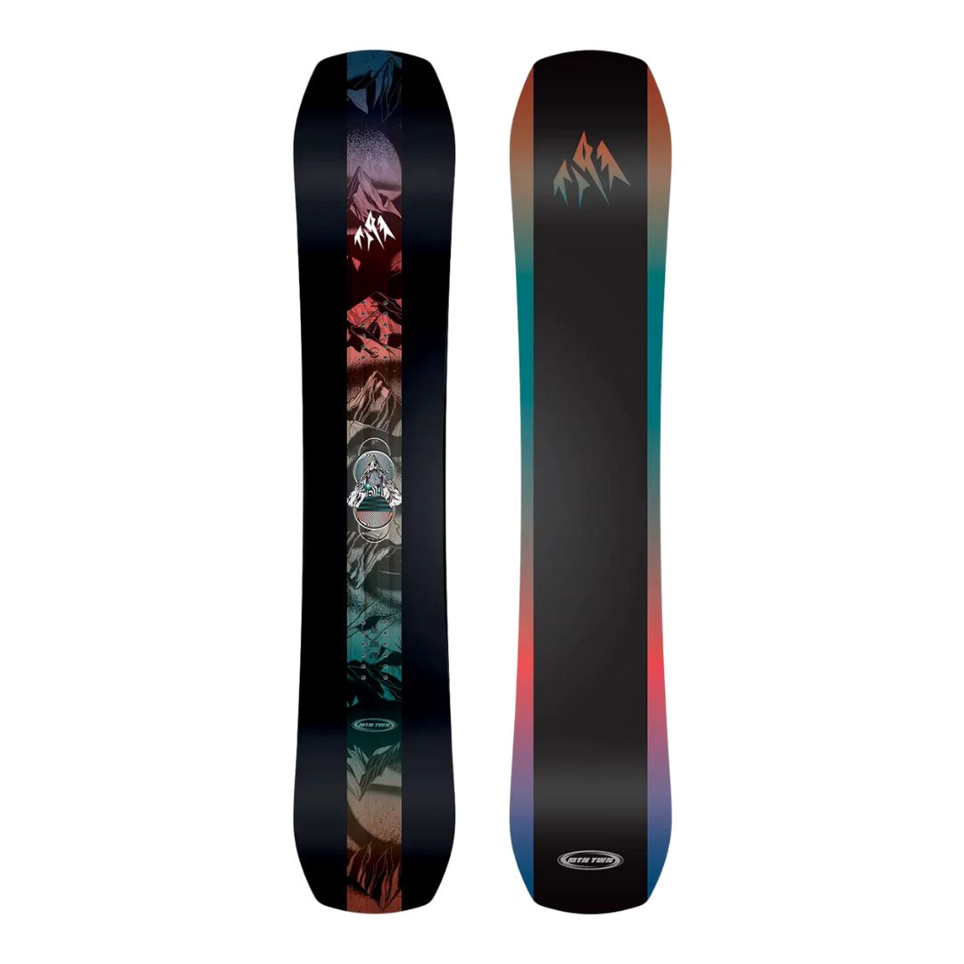 Deux snowboards se tiennent debout côte à côte. Celui de gauche a une bordure noire et un motif abstrait coloré, tandis que celui de droite est le SPLITBOARD JONES MOUNTAIN TWIN avec un aspect dégradé et des logos de montagne en haut.