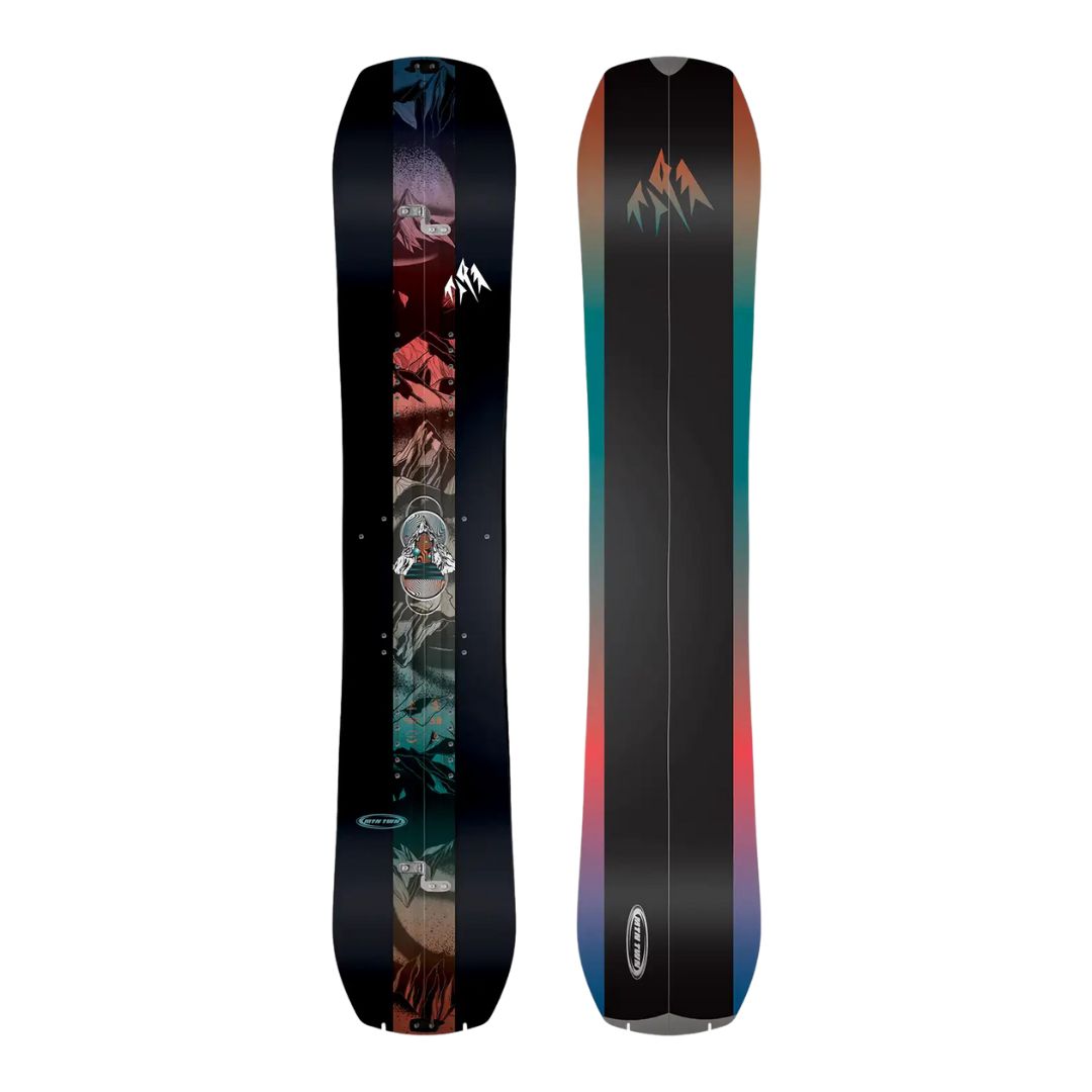 La SPLITBOARD JONES MOUNTAIN TWIN est présentée côte à côte : l'une des planches est ornée d'un artwork de montagne vibrant, tandis que l'autre présente une finition noire élégante avec des bords dégradés et un petit logo de montagne près du sommet.
