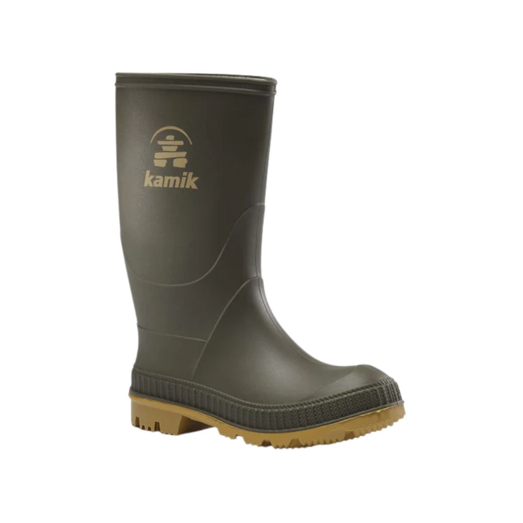 La STOMP est une simple botte de pluie en caoutchouc vert olive avec une semelle beige et le logo "kamik" blanc sur la partie supérieure, sur un fond blanc uni.