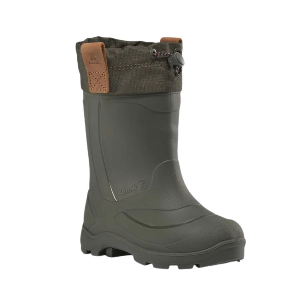 Une botte simple en caoutchouc vert olive avec une semelle robuste, un revers en tissu vert foncé sur le dessus, un accent en cuir et un cordon de serrage ajustable.