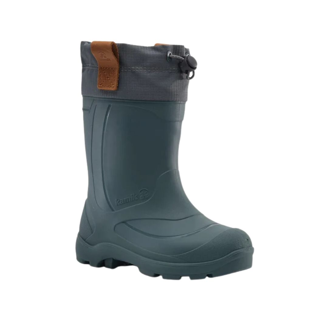 Une seule botte en caoutchouc vert foncé avec une semelle épaisse, un revers en tissu gris, une languette en cuir fauve et un cordon de serrage sur le dessus. La botte est inclinée vers la gauche sur un fond blanc.