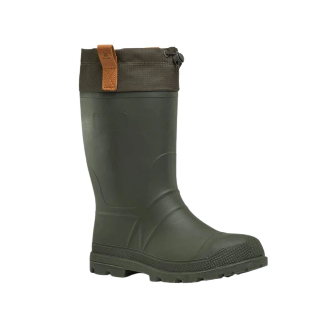 Une seule botte en caoutchouc vert avec une semelle épaisse, un revers en tissu marron sur le dessus, une languette orange et un cordon de serrage, le tout sur un fond blanc uni.