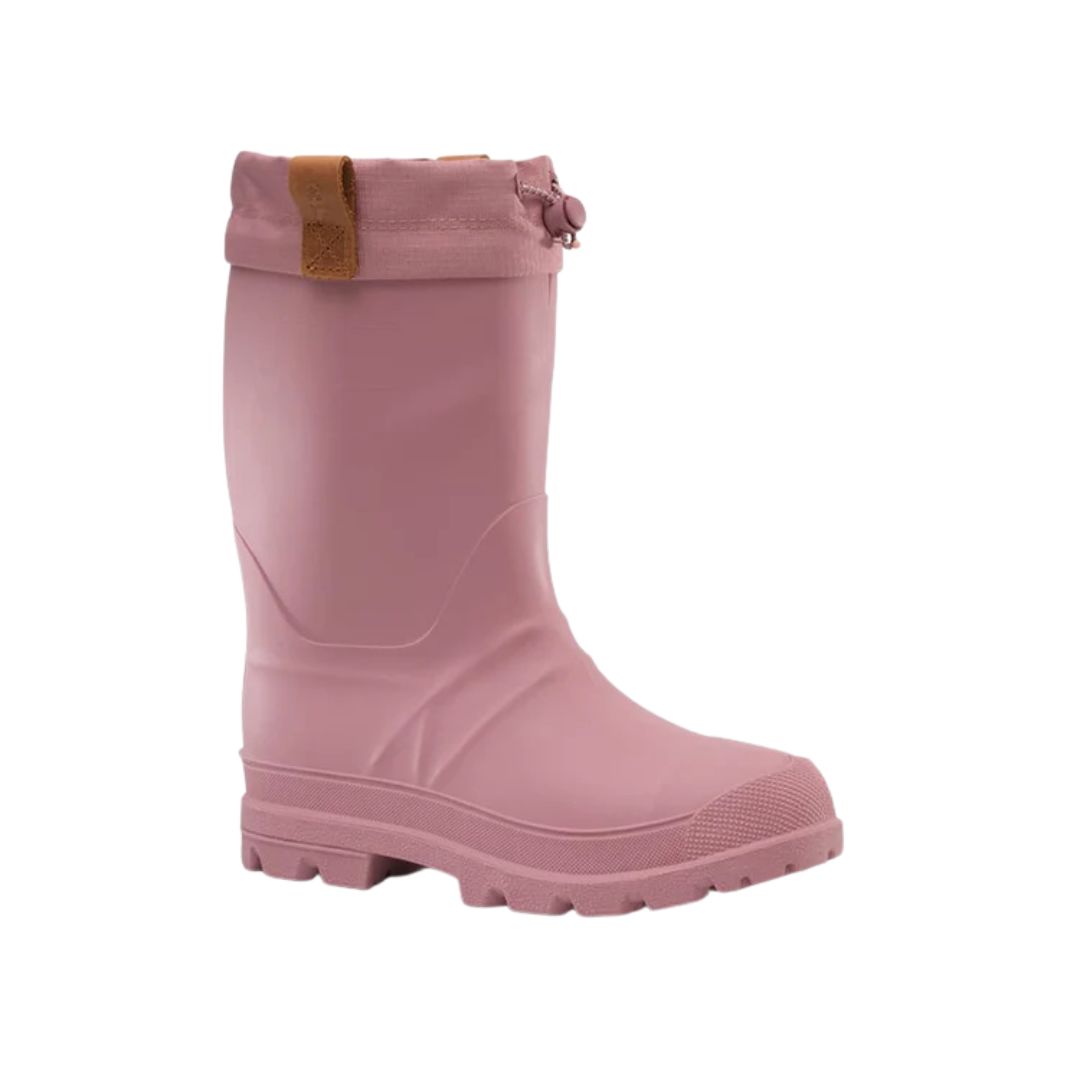 Une botte de pluie en caoutchouc rose avec une semelle robuste, un bout renforcé et un cordon de serrage ajustable avec une petite languette marron. La botte est présentée sur un fond blanc uni.