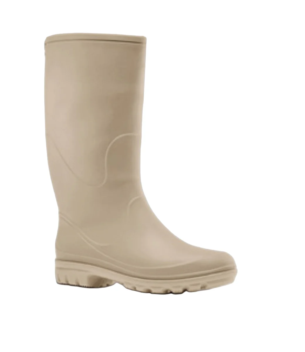 La MIRANDA est une botte de pluie simple en caoutchouc beige, dotée d'une semelle texturée, d'un talon légèrement surélevé et de lignes latérales subtiles, photographiée sur un fond blanc uni.