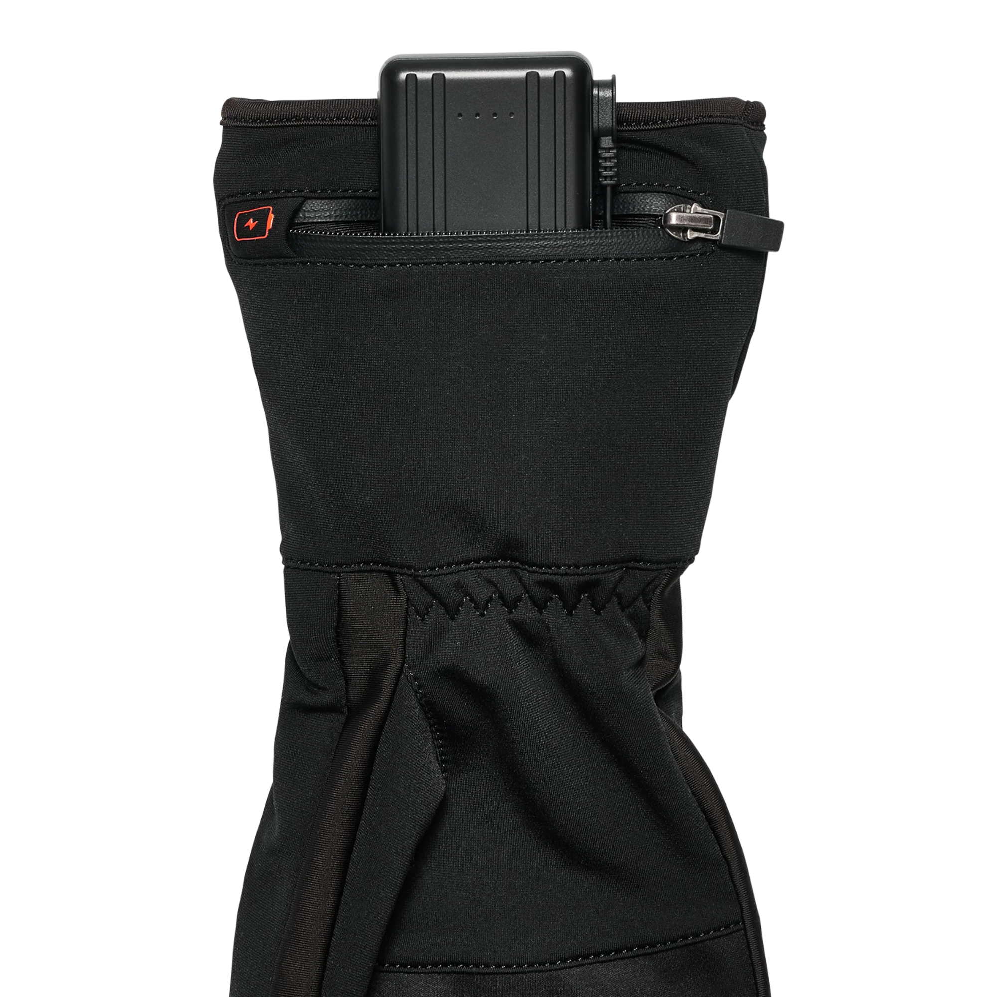 Une housse en tissu noir avec une batterie visible à l'intérieur d'une poche zippée sur le dessus. Le tissu a une section élastique froncée et un logo carré rouge près de la fermeture éclair. La housse a un design lisse et élégant.