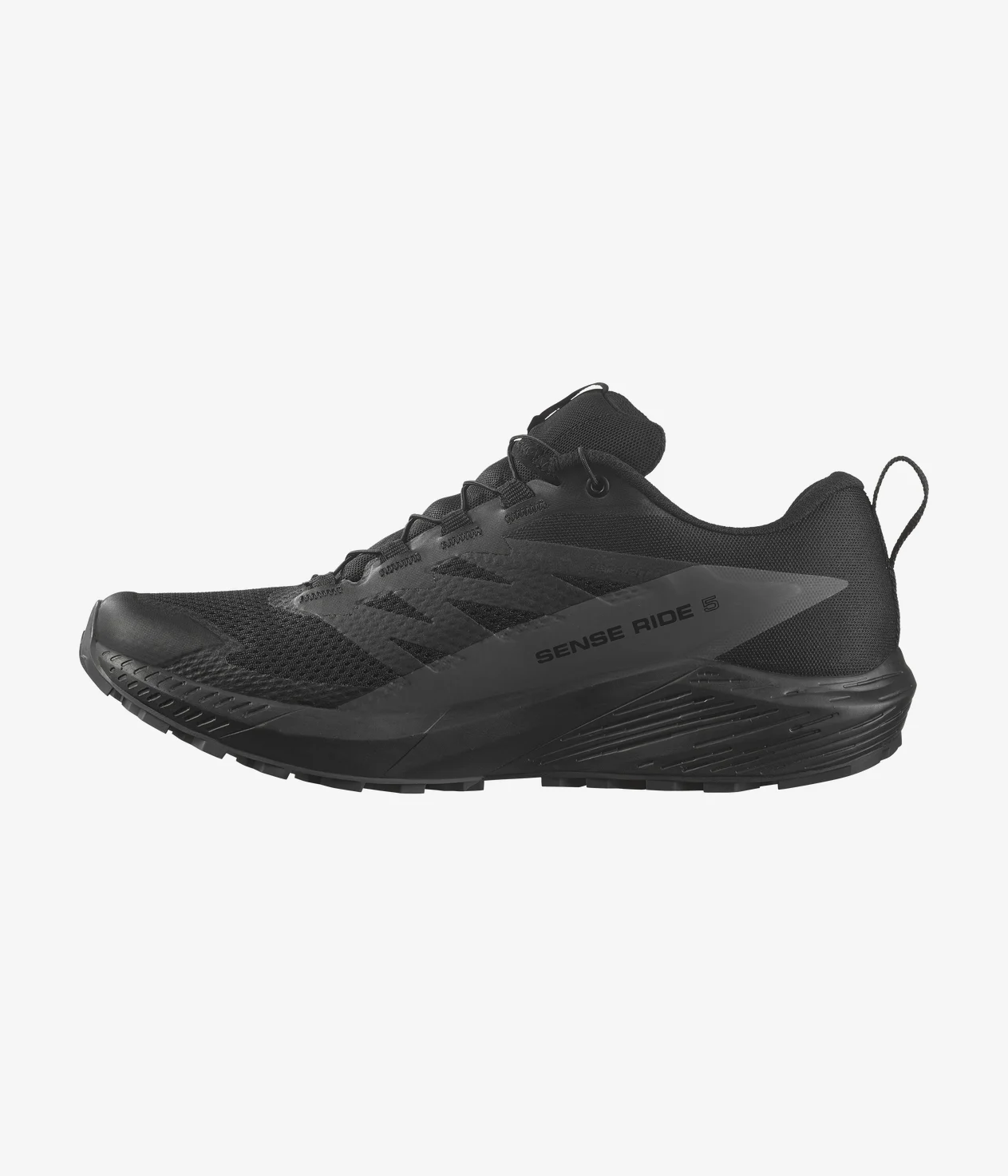 Une chaussure de sport noire au design épuré, dotée de lacets et d'une coupe basse. La chaussure a une semelle texturée et porte l'inscription « Sense Ride 5 » sur le côté.