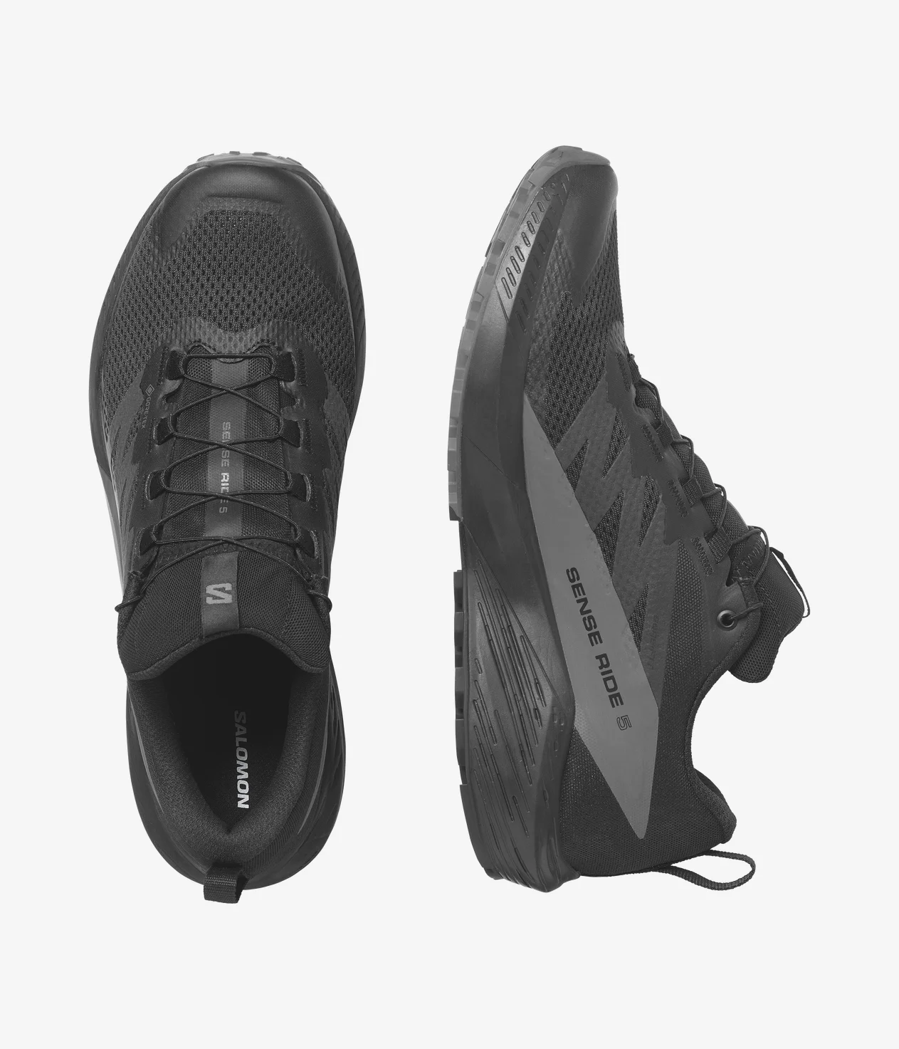 Vues de dessus et de côté de chaussures de sport noires avec un design en maille et des semelles coussinées. La vue de côté montre les mots « SENSE RIDE » imprimés sur la chaussure. Les chaussures ont une languette de traction sur le talon et un système de laçage rapide.