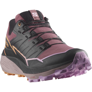 Chaussure de trail running violette et noire avec semelle robuste à motifs et logo orange. La chaussure est dotée d'un système de laçage conçu pour un ajustement sûr, avec des matériaux durables adaptés aux activités de plein air.