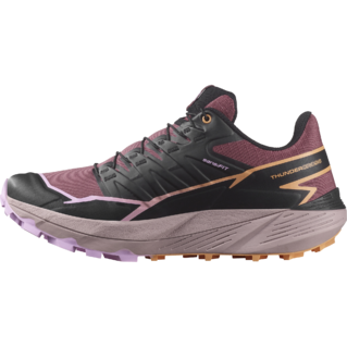 Une chaussure de course marron et noire avec des accents orange et violet, dotée d'une semelle épaisse avec adhérence crantée. La chaussure est conçue pour le trail, affichant une apparence élégante et robuste.